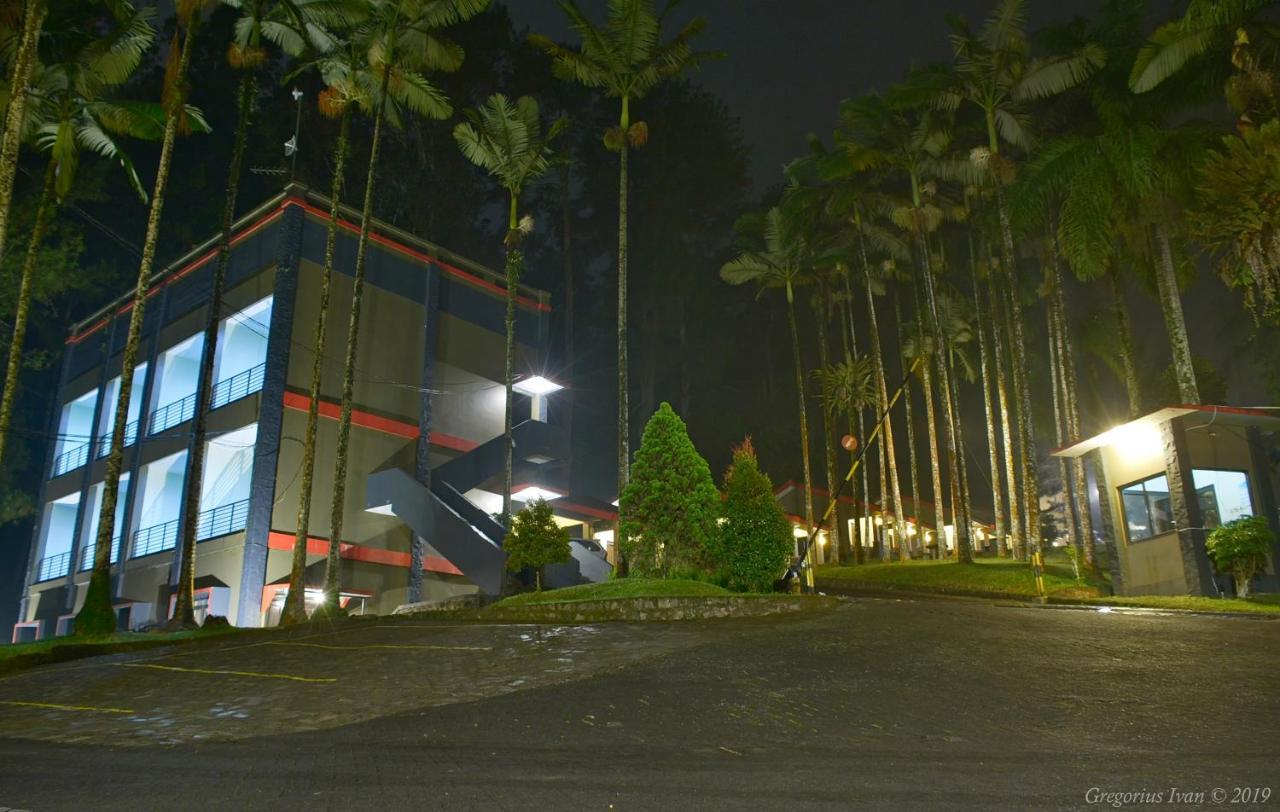 Surya Hotel & Resort Baturraden Eksteriør billede